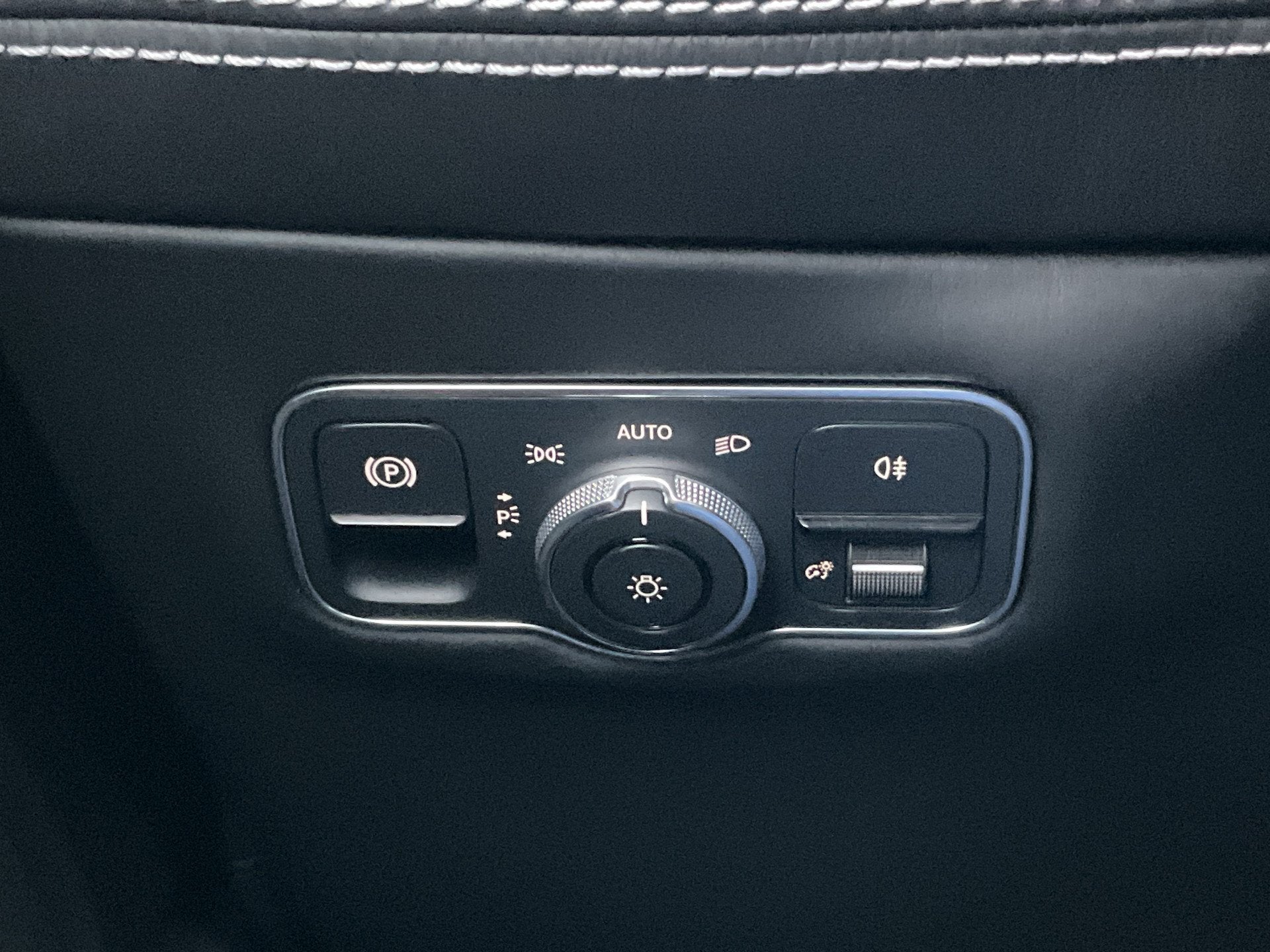 Foto 56 van Aston Martin Dbx 4.0 V8 360 Memory Stoelverw/koeling Sfeer