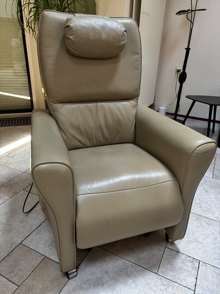 Elektrische leren relaxfauteuil / sta-op  stoel, Ophalen, Zo goed als nieuw, 75 tot 100 cm, Leer