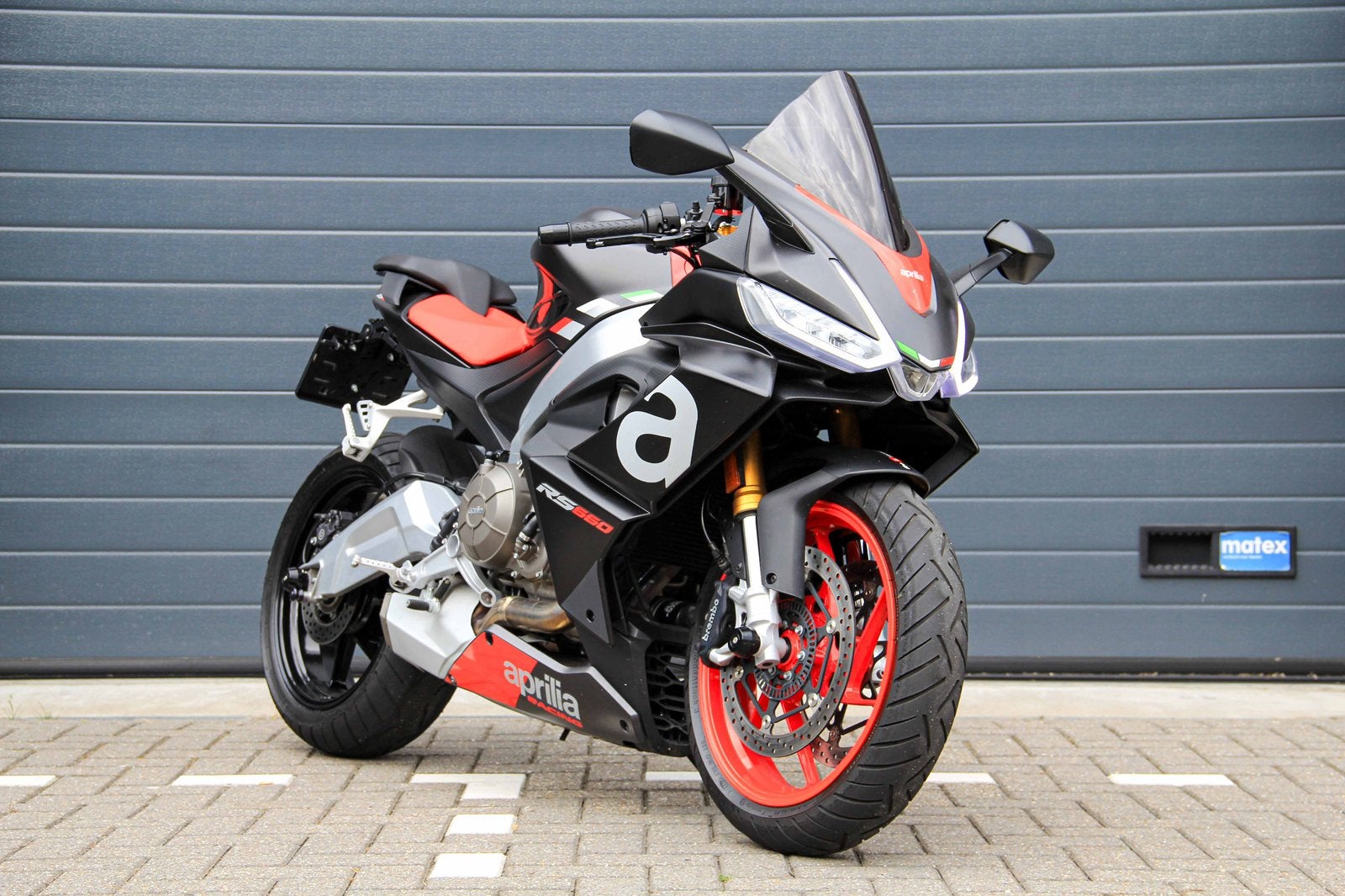 Aprilia RS660 | Apex Black | Nieuwstaat! | A2 geschikt, 2 cilinders, Occasion, Bedrijf, Traction Control