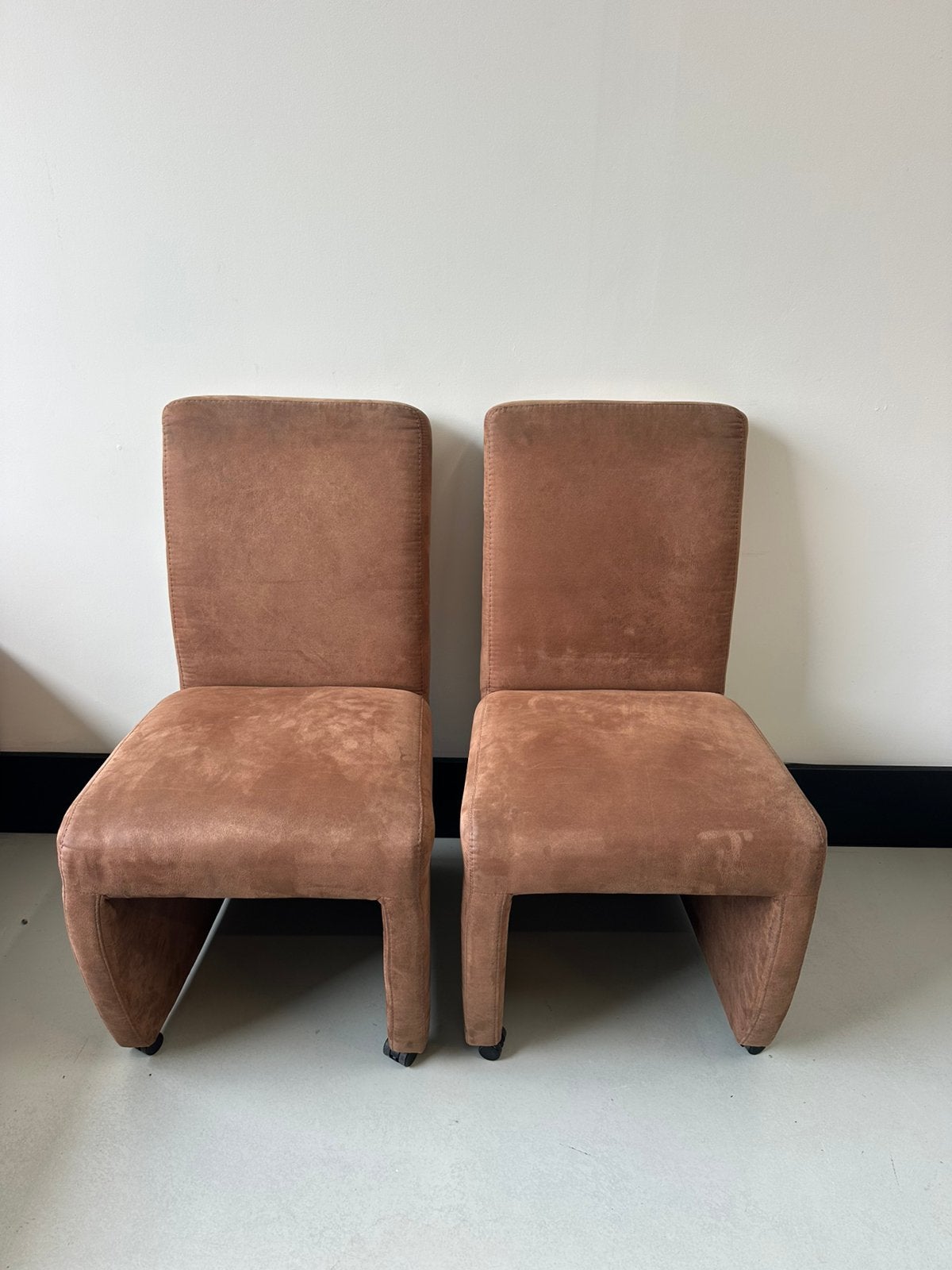 Cognackleurige eetkamerbank + bijpassende stoelen, Ophalen, Zo goed als nieuw, Stof
