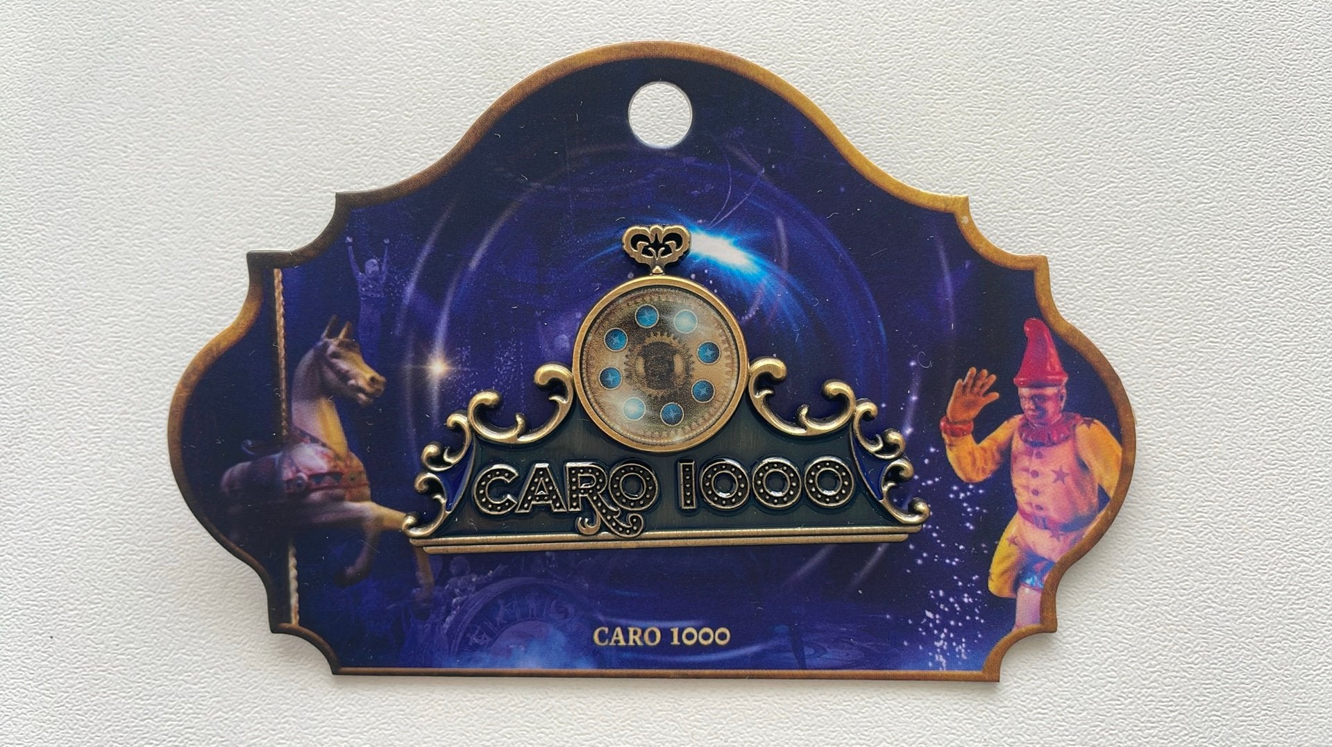 Efteling pin Caro 1000e voorstelling EPP 499 op kaartje, Ophalen of Verzenden, Nieuw, Button of Speldje
