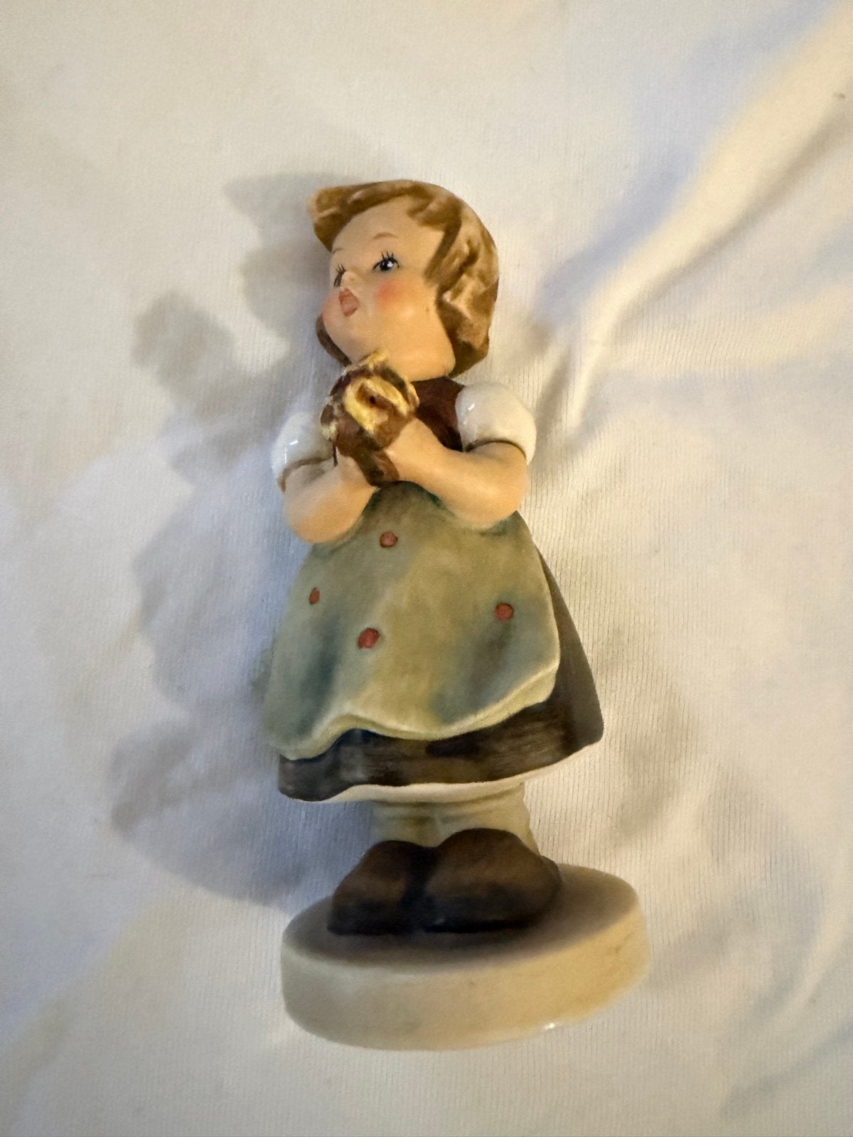Vintage Goebel Hummel beeldje - Meisje met bloemen, Verzamelen, Ophalen of Verzenden, Zo goed als nieuw