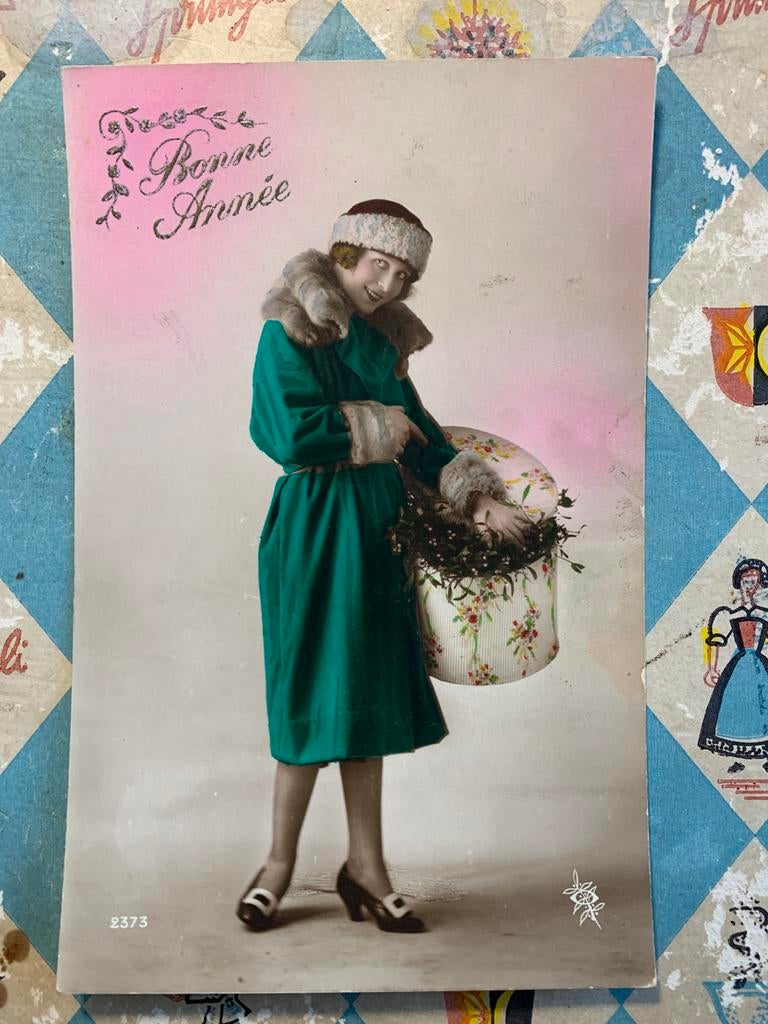 Bonne Année - dame in groene jas met maretakken (PP), Ophalen of Verzenden, 1920 tot 1940, Gelopen, Feest(dag)