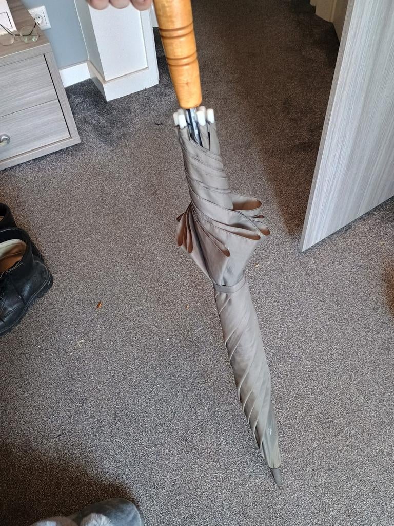 Paraplu met houten handvat, Ophalen of Verzenden, Zo goed als nieuw, Grijs