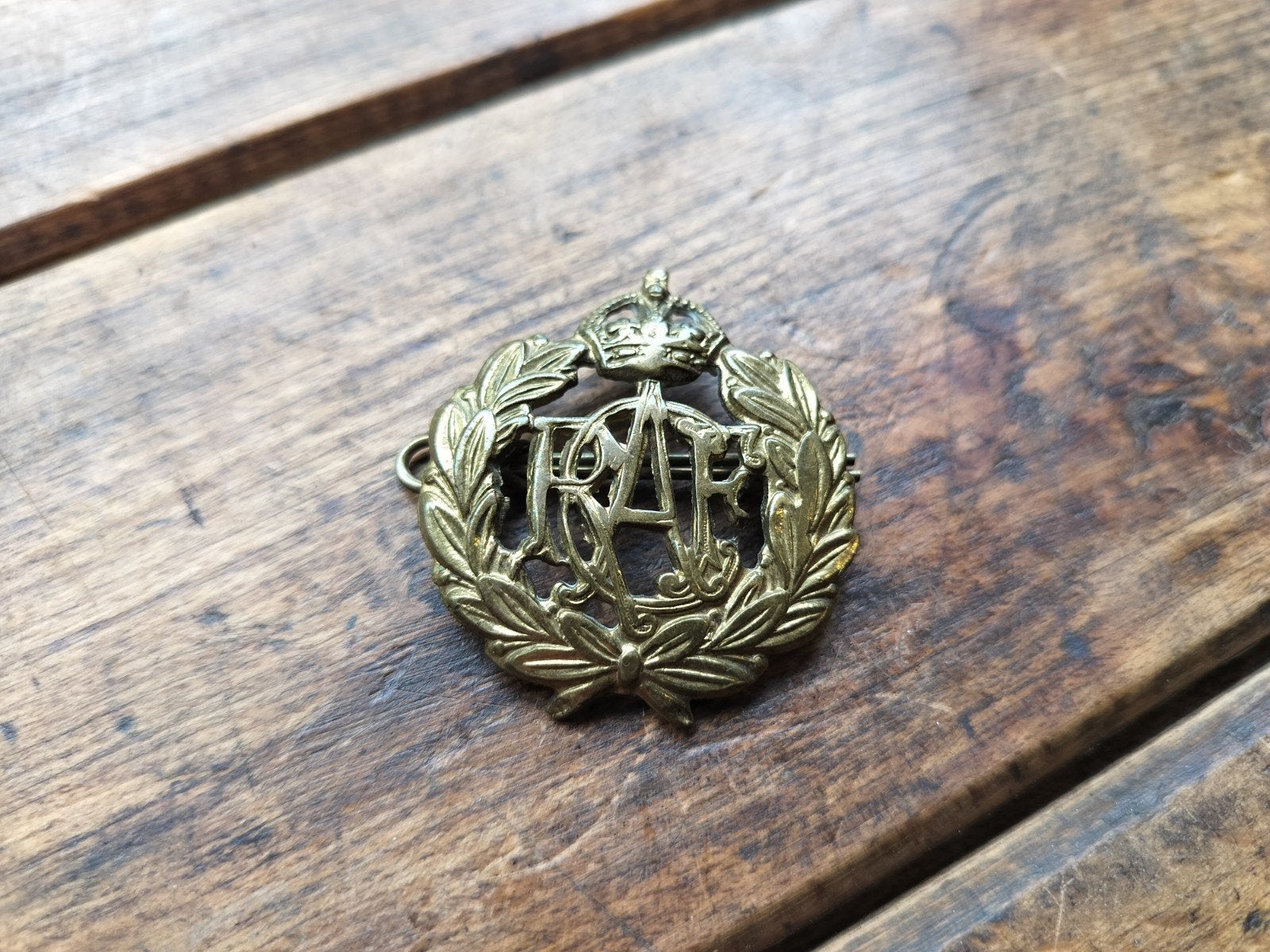 RCAF cap badge petembleem WOII Canadees WO2 militaria, Verzamelen, Ophalen of Verzenden, Overige gebieden, Embleem of Badge