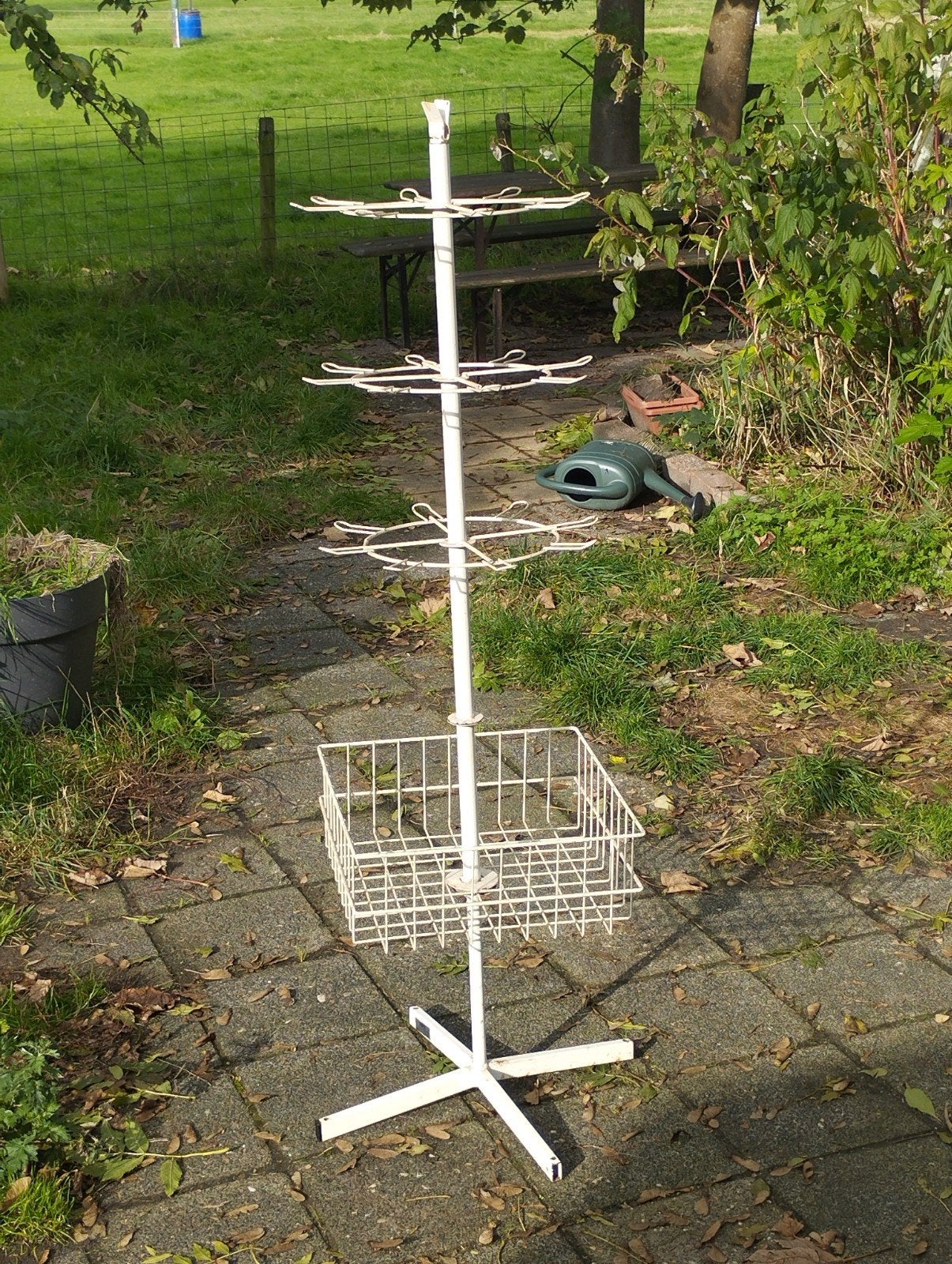 Rodes Draaibaar Displayrek met Mand - 147 cm Hoog, Ophalen