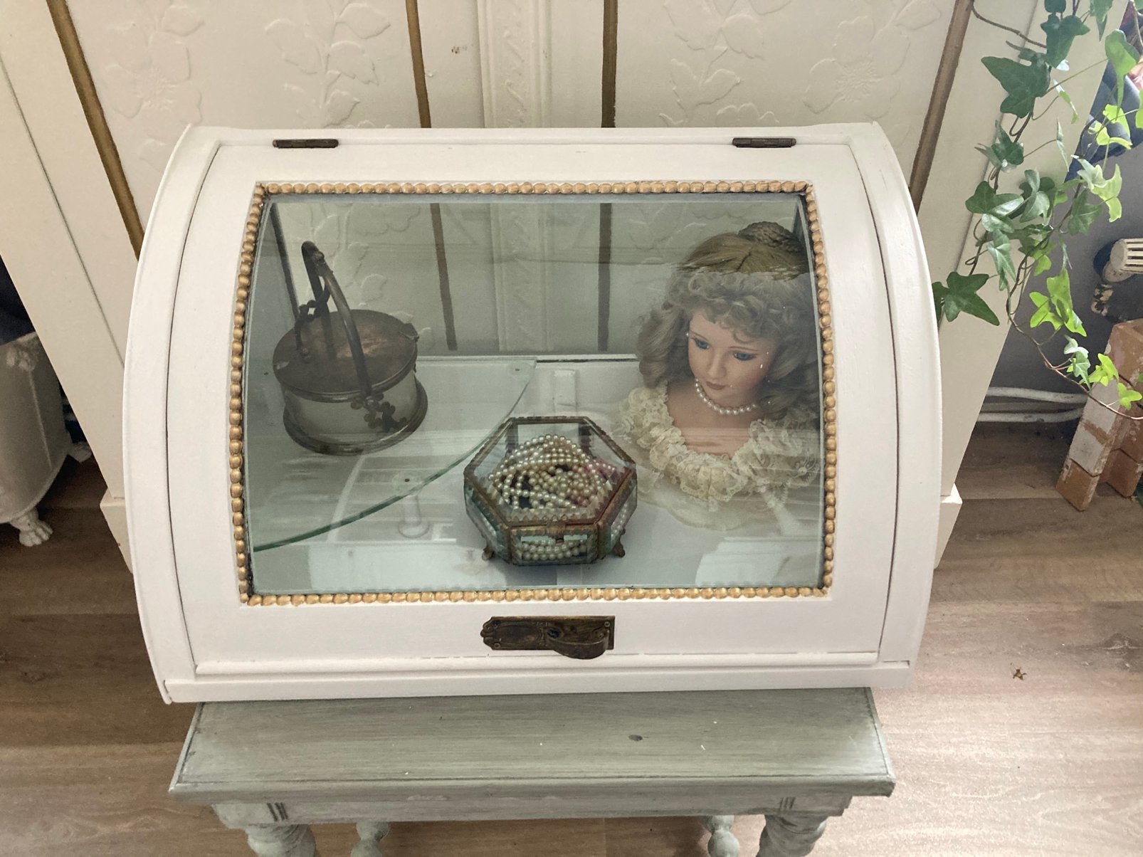 Wit brocante antiek vitrinekastje bolglas, Huis en Inrichting, Kasten | Vitrinekasten, Ophalen, 100 tot 150 cm, Brocante stijl