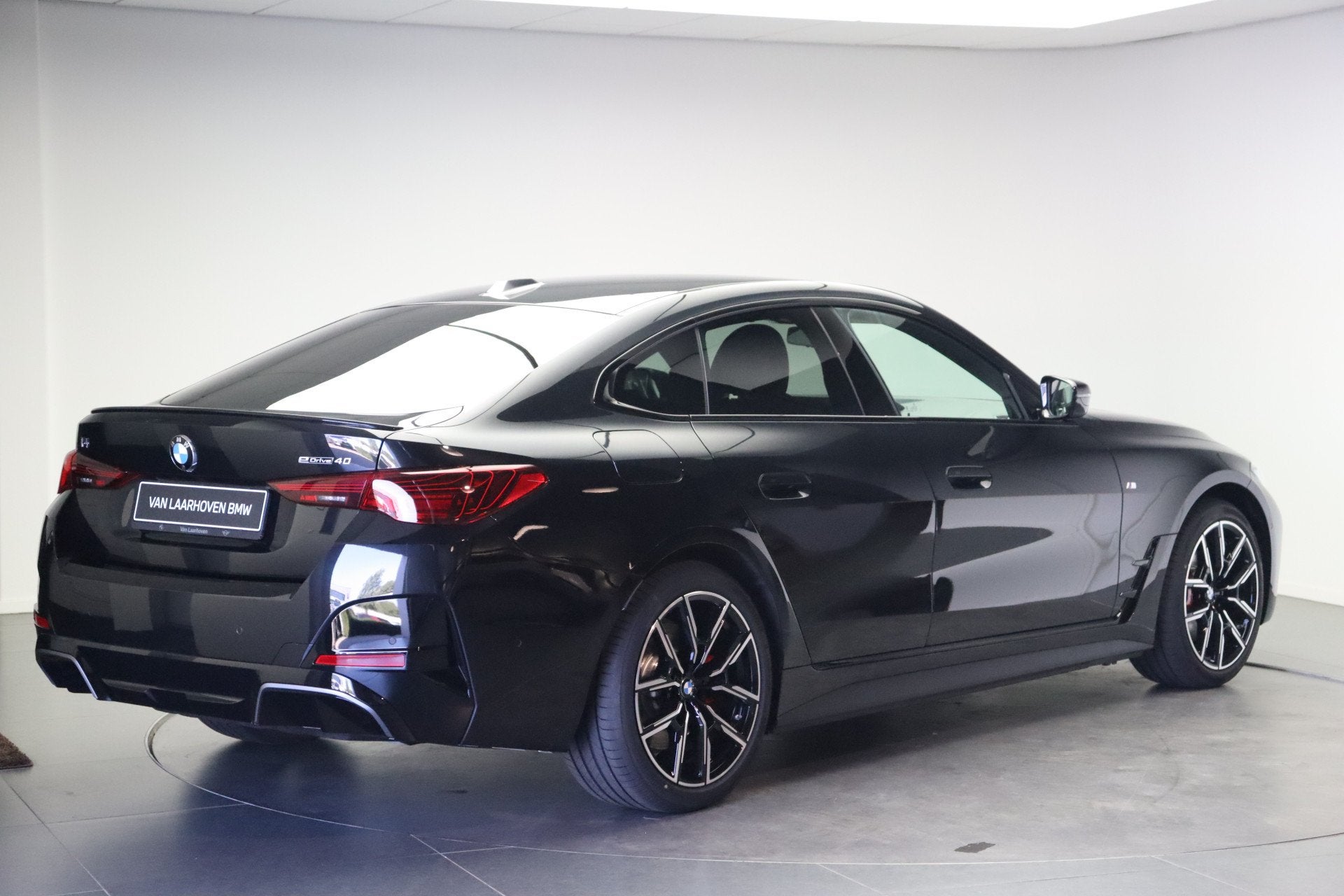 BMW i4 eDrive40 M Sport / Achteruitrijcamera / Comfort Acces, Auto's, Dealer onderhouden, Achterwielaandrijving, Zwart, 2020 kg