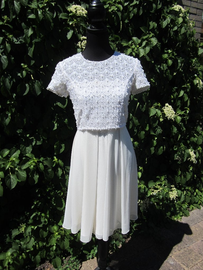Witte cocktail jurk met Swarovski steentjes, Wit, Ophalen of Verzenden, Maat 36 (S), Gedragen