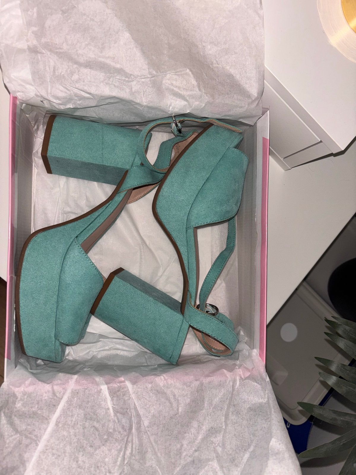Nieuwe turquoise schoenen met brede hak en bandje, Ophalen, Zo goed als nieuw, Overige kleuren, Schoenen met hoge hakken