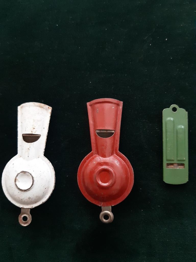 3 platte fluitjes, Ophalen of Verzenden