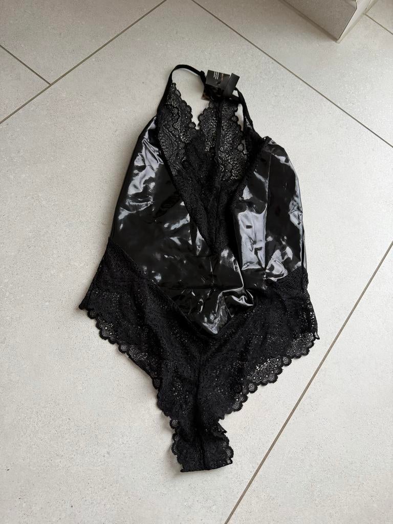 Zwarte kanten en lak body/korset - Live Your Fantasy, Kleding | Dames, Ondergoed en Lingerie, Ophalen of Verzenden, Zwart, Body of Korset