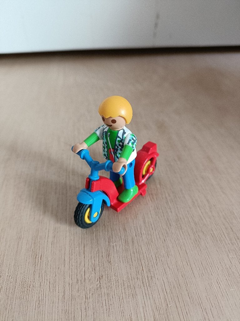 playmobil jongetje op step, Kinderen en Baby's, Speelgoed | Playmobil, Gebruikt, Losse onderdelen, Voertuig, Ophalen of Verzenden