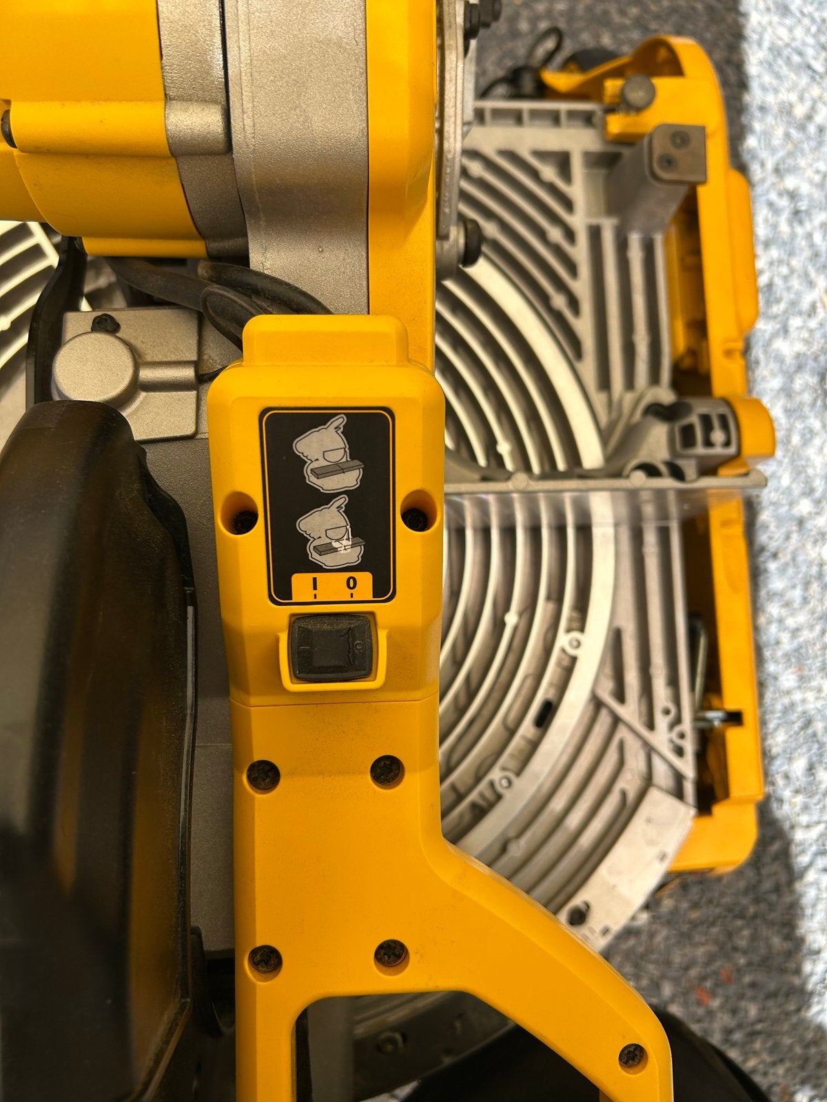DeWalt D27107XPS Afkort- en tafelzaag met stofzuiger, Ophalen, 70 mm of meer, Zo goed als nieuw, Afkortzaag