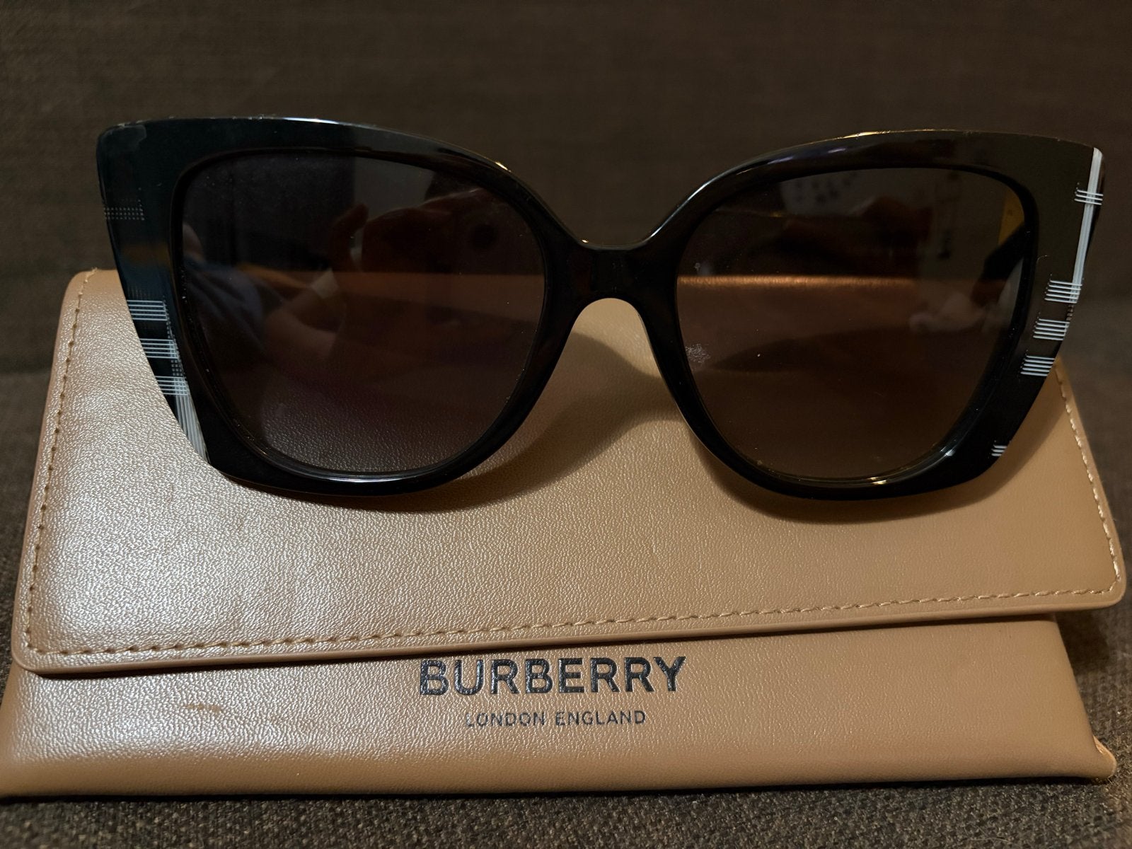 Burberry zonnebril met etui - Zo goed als nieuw, Overige merken, Zonnebril, Zwart, Ophalen of Verzenden