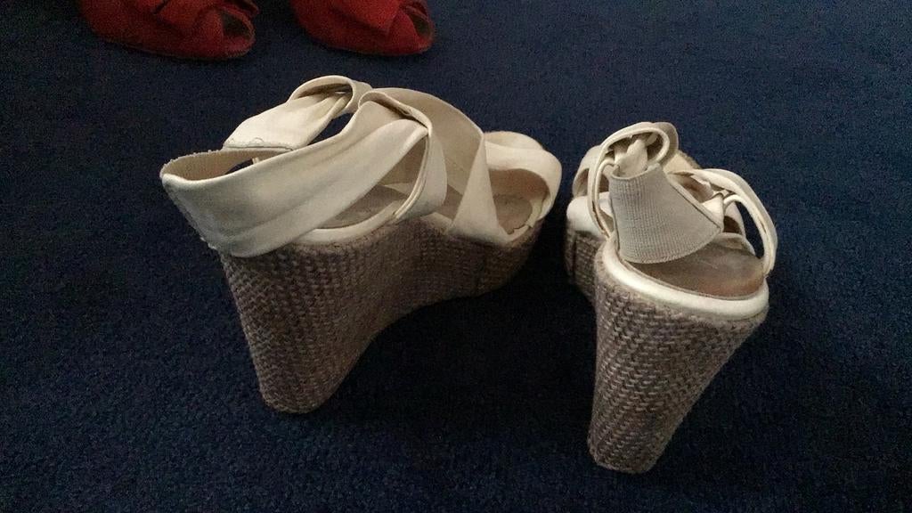 Dames schoen met slee hak, Beige, Ophalen of Verzenden, Schoenen met hoge hakken, Gedragen
