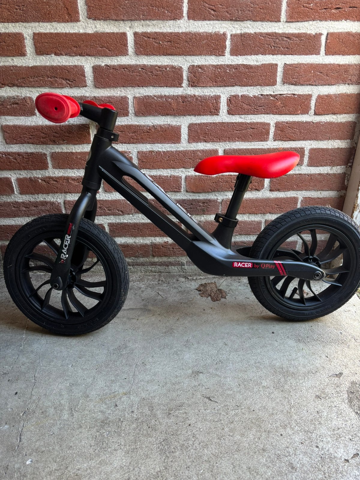 Q Play Racer Loopfiets Zwart/Rood - Zo goed als nieuw, Fietsen en Brommers, Fietsen | Kinderfietsjes, Ophalen, Zo goed als nieuw