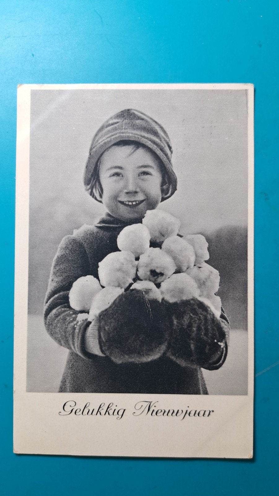 vrolijk meisje met sneeuwballen 1945. gelukkig Nieuwjaar, Verzamelen, Ophalen of Verzenden, 1940 tot 1960, Gelopen, Kinderen