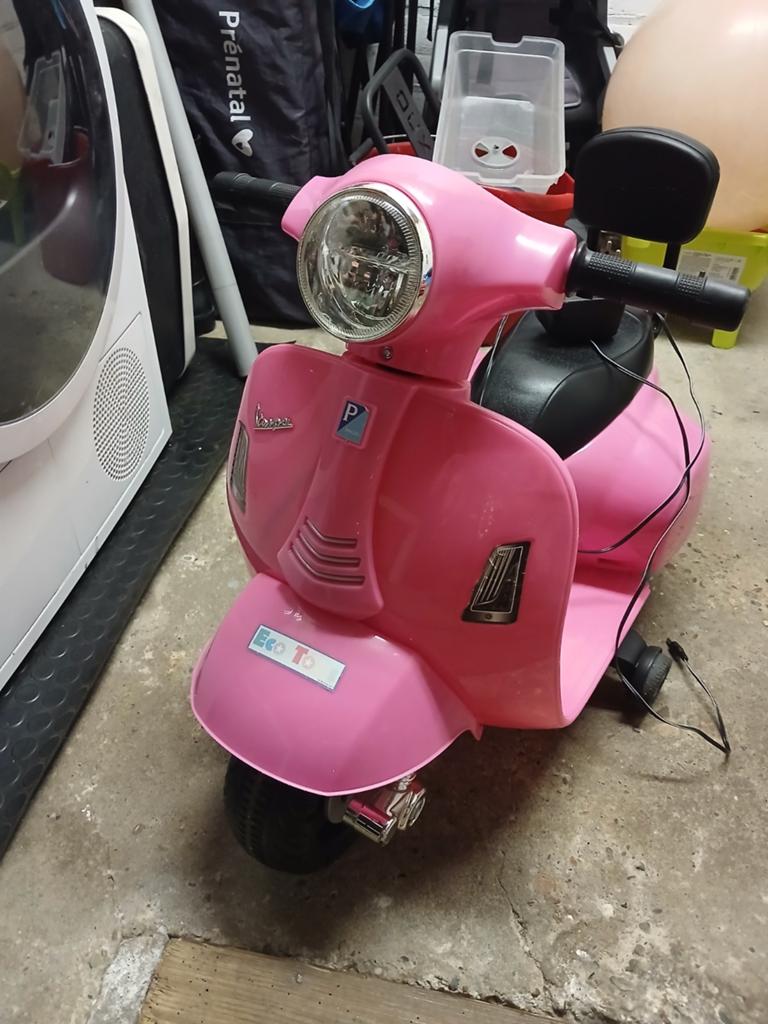 Roze elektrische kinderscooter - Vespa model, Ophalen, Gebruikt