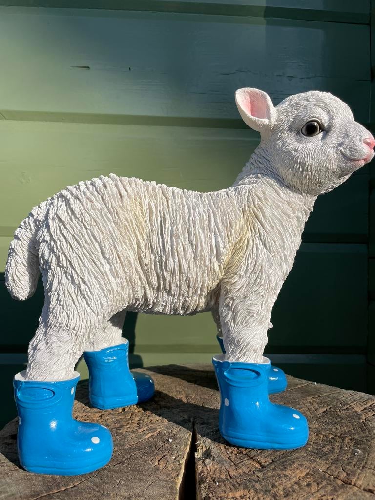 Lam schaap blauwe regenlaarsjes beeld tuin boerderij lente, Tuin en Terras, Tuinbeelden, Ophalen of Verzenden, Nieuw, Kunststof