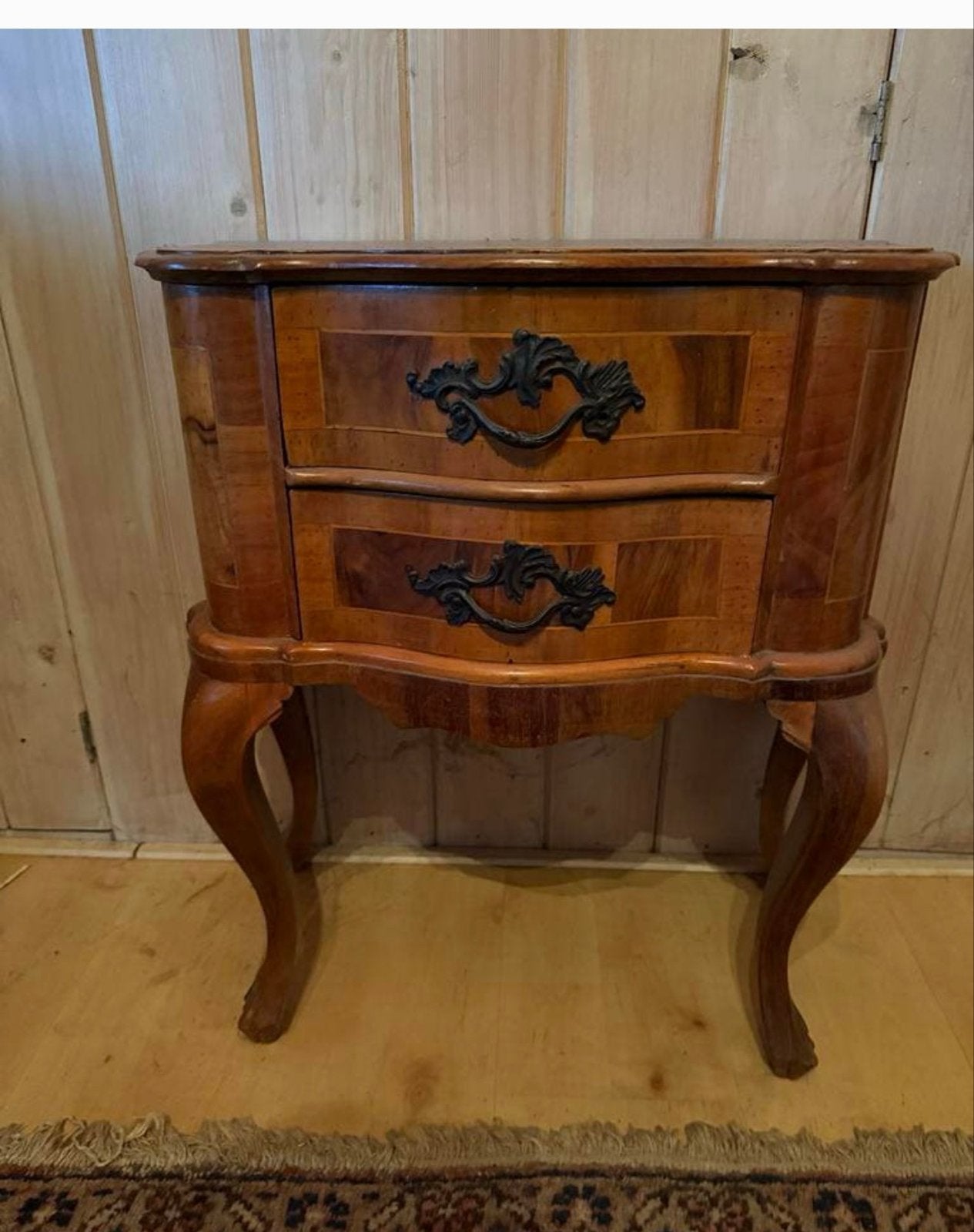 Louis XV 'bombé' commode/nachtkastje, Antiek en Kunst, Ophalen
