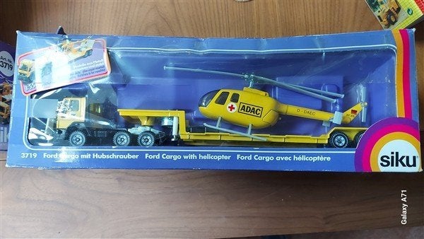 Siku 3719 Ford Cargo met helikopter ADAC - 2, Ophalen of Verzenden, Zo goed als nieuw, Bus of Vrachtwagen, SIKU