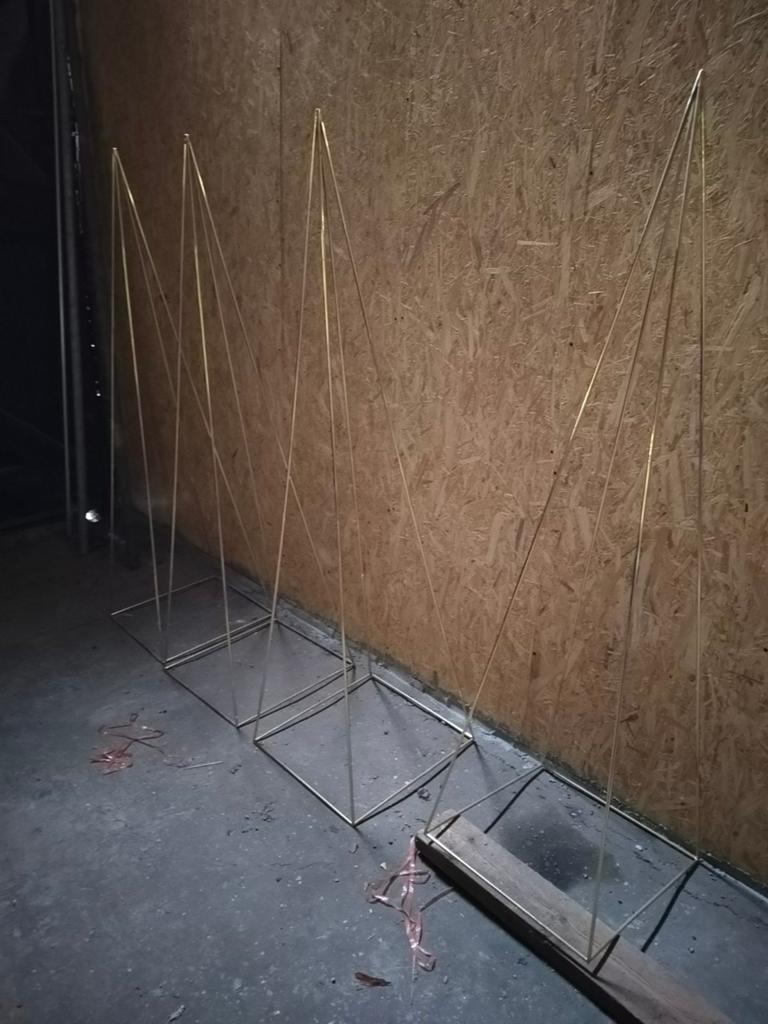 4x piramide vorm goudkleurige stangen, Diversen, Kerst, Ophalen, Zo goed als nieuw