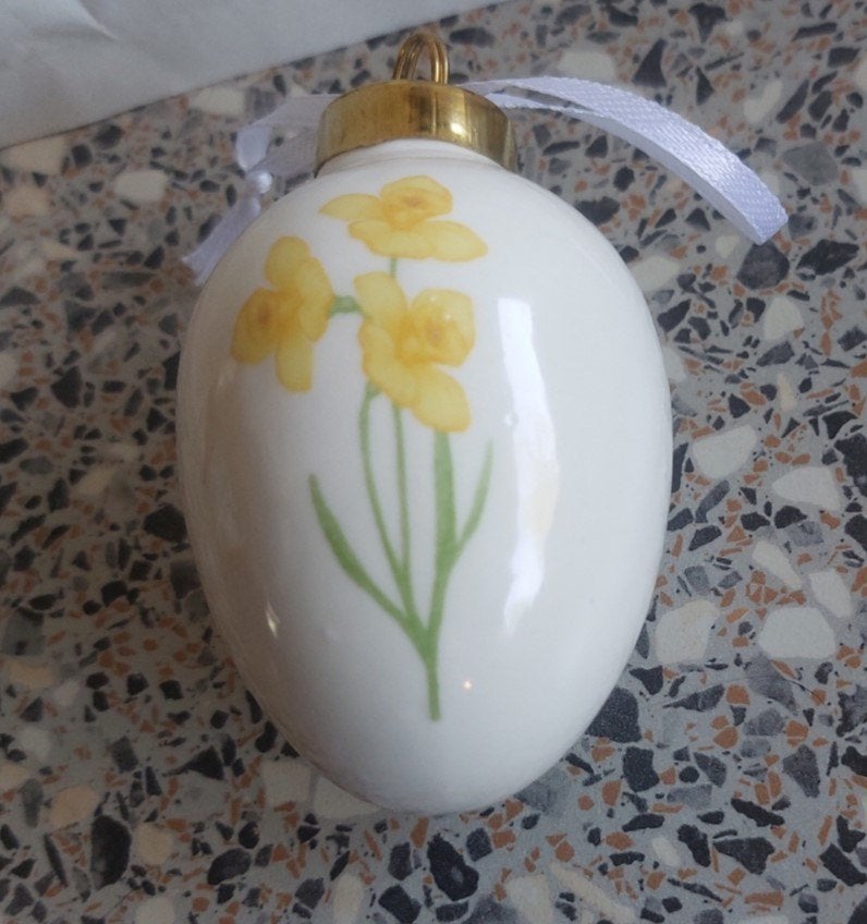 Ei paasei porselein met narcissen voorstelling, Ophalen of Verzenden, Zo goed als nieuw