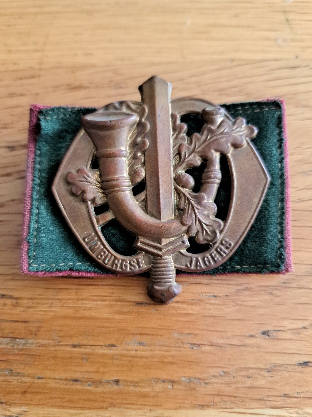 Baret embleem Limburgse Jagers, Ophalen of Verzenden, Landmacht, Nederland, Embleem of Badge