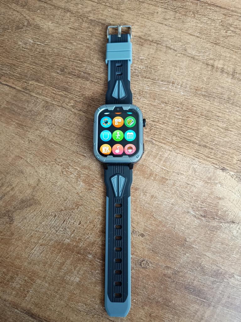 Qlokkie Kiddo Play - GPS tracker & o.a. WhatsApp smartwatch, Sieraden, Tassen en Uiterlijk, Smartwatches, Nieuw, Ophalen of Verzenden