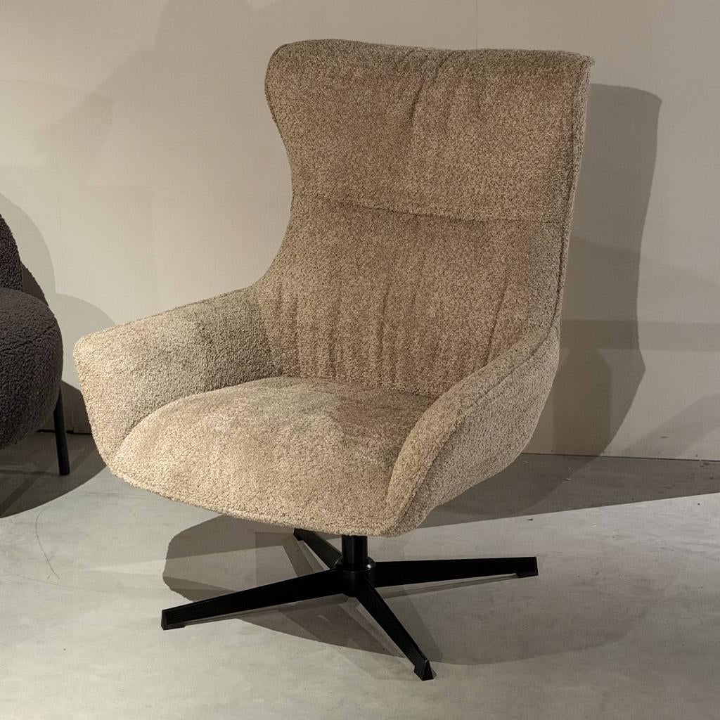 Draai fauteuil taupe kleur **nieuw showroom model**, Huis en Inrichting, Fauteuils, Ophalen, Nieuw, 75 tot 100 cm, 50 tot 75 cm