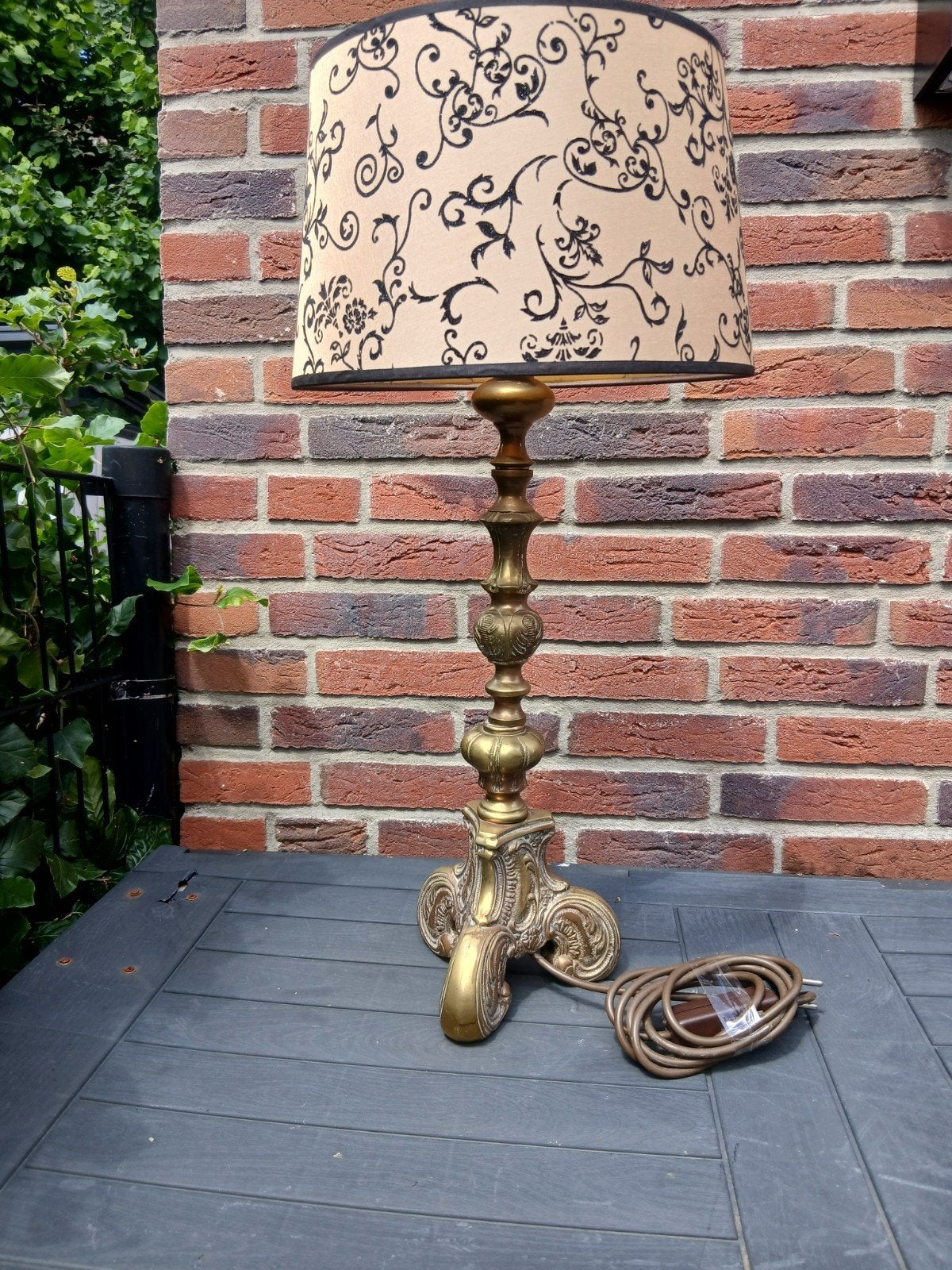 Vintage tafellamp met sierlijke  voet en stoffen kap, Antiek en Kunst, Ophalen of Verzenden