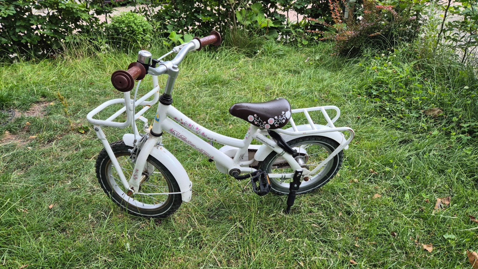 Kinderfiets 14 inch wit met bloemen, Fietsen en Brommers, Fietsen | Kinderfietsjes, Gebruikt, Minder dan 16 inch, Terugtraprem