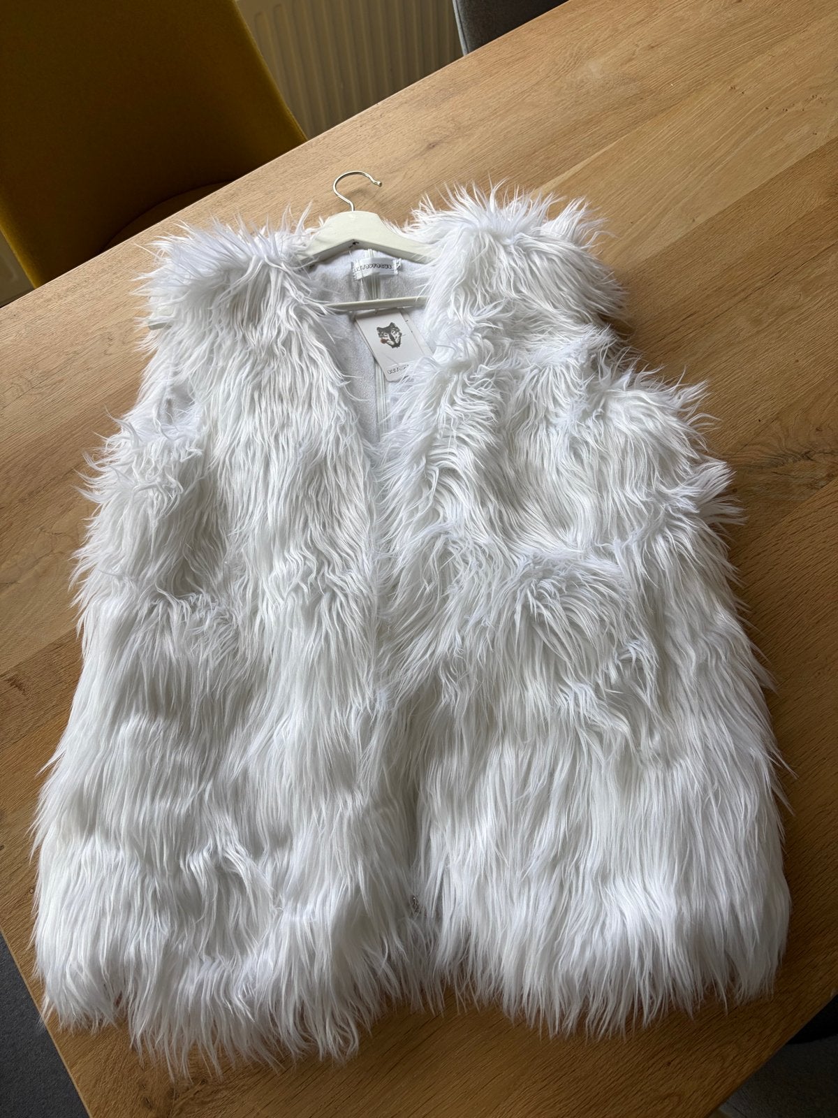 Witte pluizige LED-vest - Maat M, Ophalen of Verzenden, Nieuw, Maat 38/40 (M), Wit