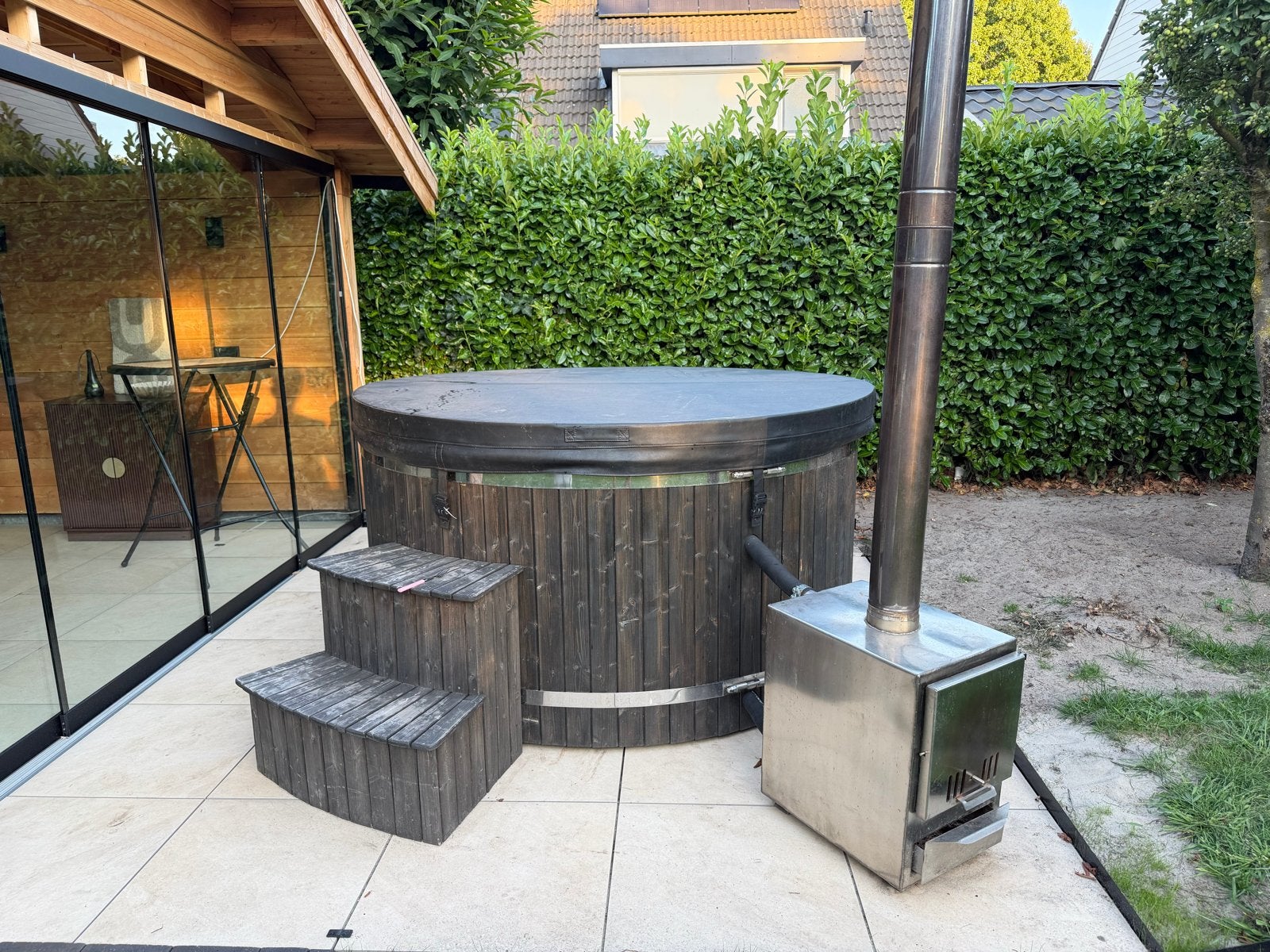 5-6 persoons houtgestookte hottub met LED en bubbels, Ophalen of Verzenden, Zo goed als nieuw, Afdekzeil, Vast