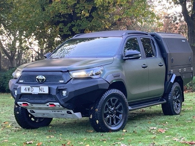 Toyota Hilux 2.8 TD AUT 5 PERS VAN LEVERING 2025 CUSTOM HUNT, Auto's, Toyota, Automaat, Gebruikt, Zwart, 4 cilinders