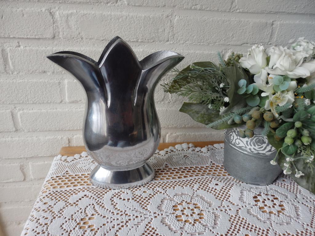 Dik Aluminium Vaas Design "Bob" Gewicht 950 gr Tulpmodel, Overige materialen, Gebruikt, Overige kleuren, Ophalen of Verzenden