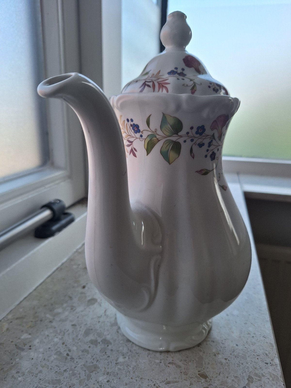 Vintage theepot met bloemendecoratie, Ophalen