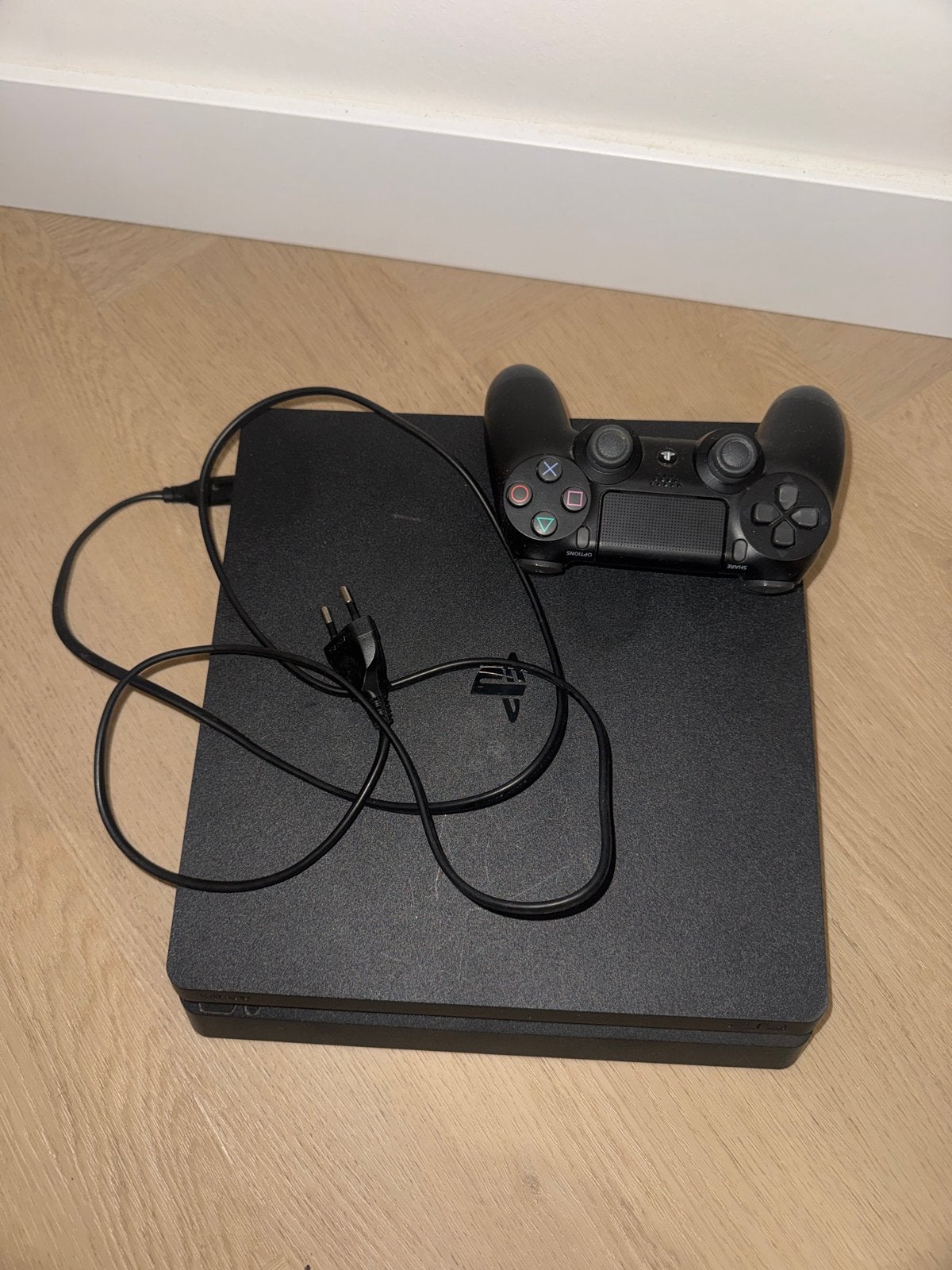 PlayStation 4 Slim met controller en kabels, Spelcomputers en Games, Ophalen, Zo goed als nieuw, Met 1 controller, Slim