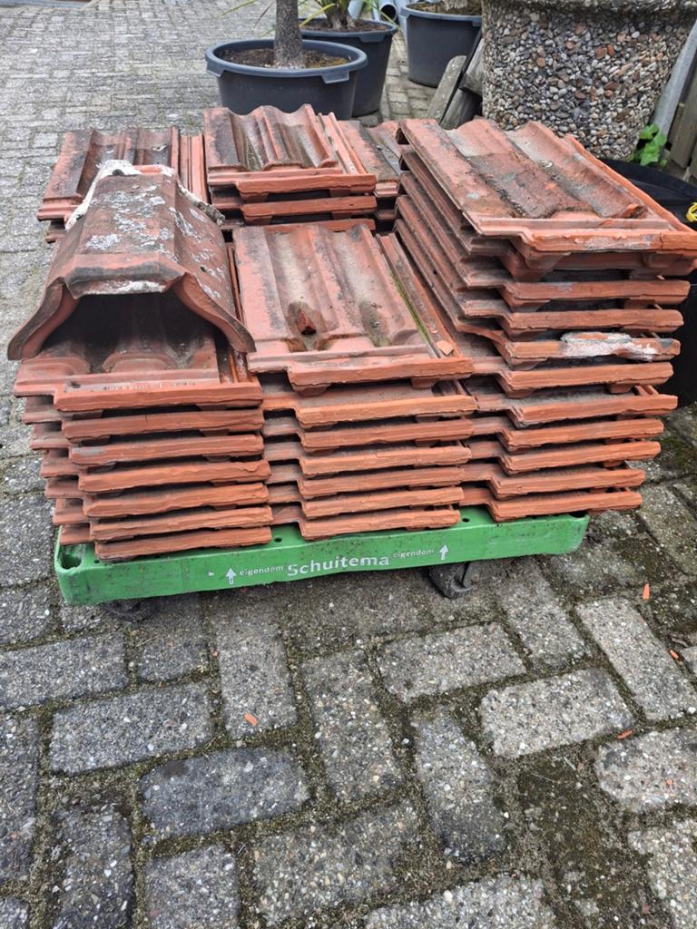 Te koop 50 dakpannen oranje, Doe-het-zelf en Verbouw, Dakpannen en Dakbedekking, Ophalen, Gebruikt, Steen of Klei, 15 m² of meer