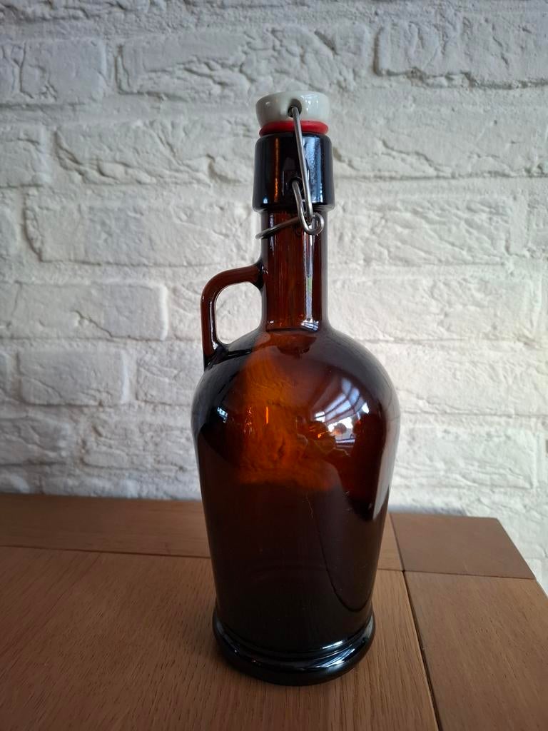 Beugelfles. 1 liter. Handvat. Oostenrijk. H 29 cm. Bruin., Ophalen of Verzenden, Zo goed als nieuw, Bruin, Glas