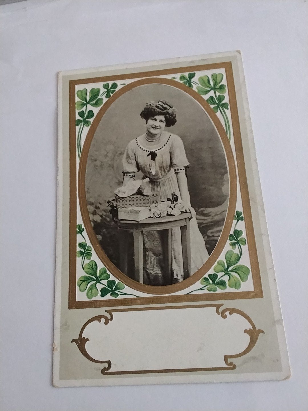 Antieke ansichtkaart: Vrouw met klavertjes vier,, Verzamelen, Ophalen of Verzenden, Voor 1920, Zuid-Holland