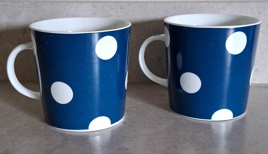 HIP Amsterdam mokken – blauw met witte stippen, Huis en Inrichting, Keuken | Servies, Ophalen of Verzenden, Zo goed als nieuw