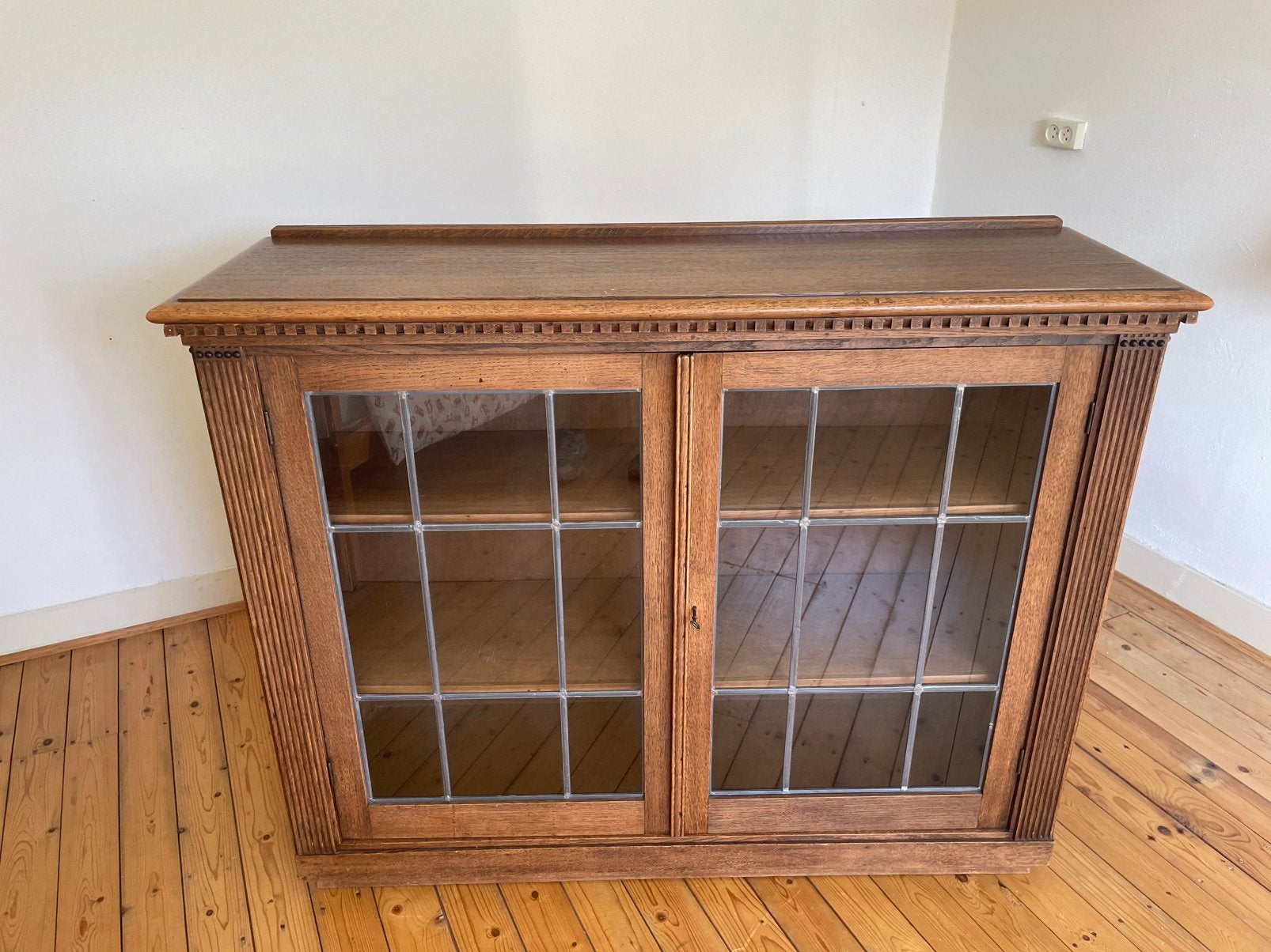 Houten (vitrine) kastje, Huis en Inrichting, Ophalen, 100 tot 150 cm, Glas, Minder dan 100 cm