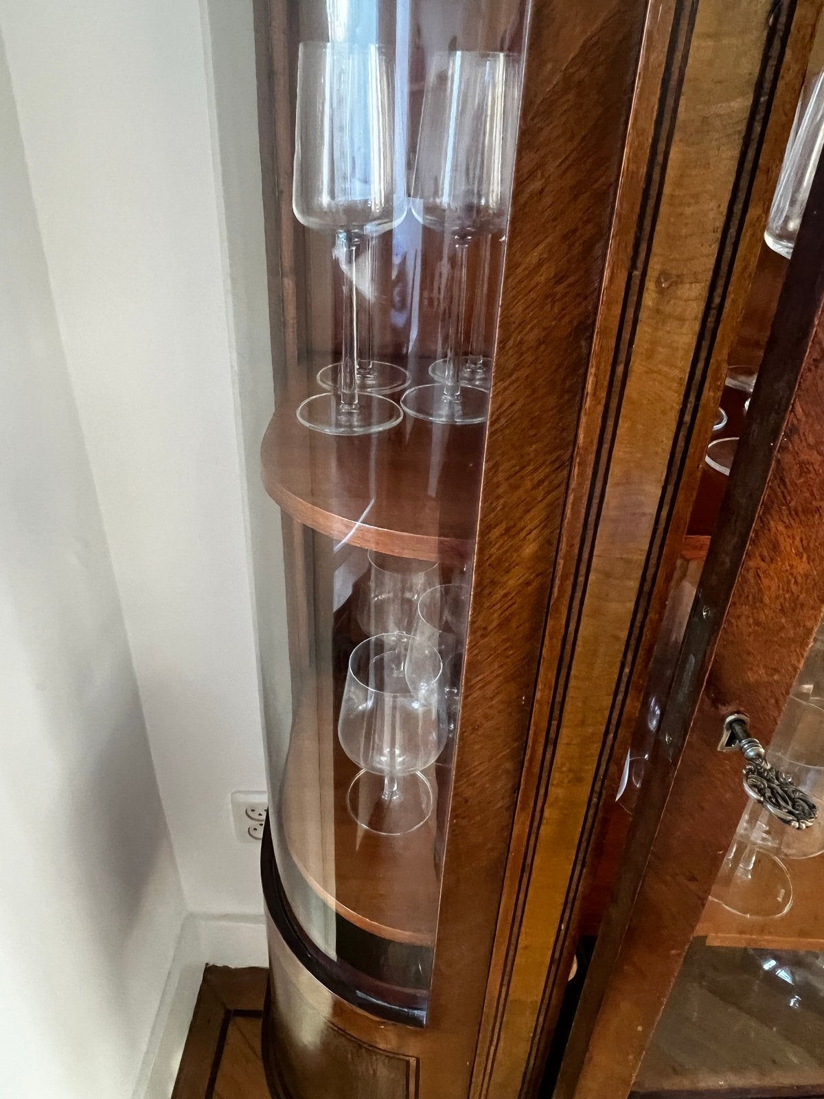 Antieke vitrinekast met inlegwerk en gebogen glas, Ophalen