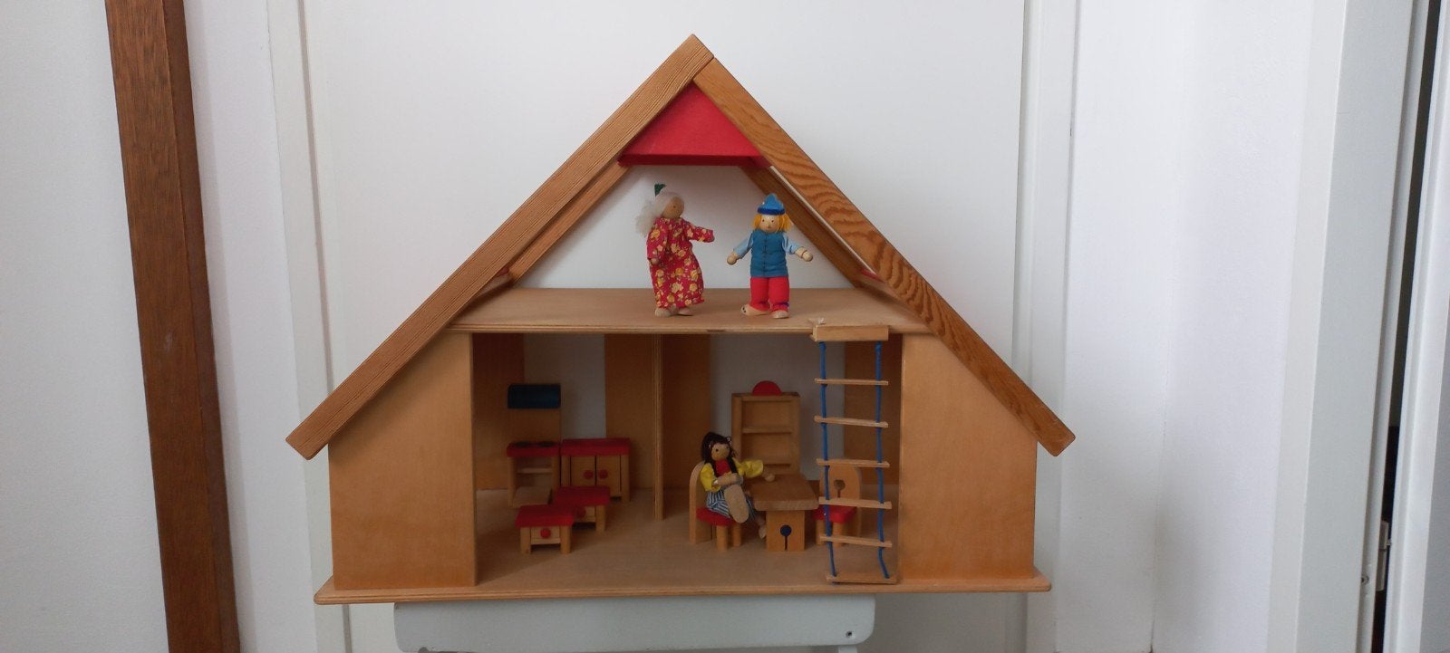 houten poppenhuis met meubeltjes en poppetjes, Ophalen, Poppenhuis