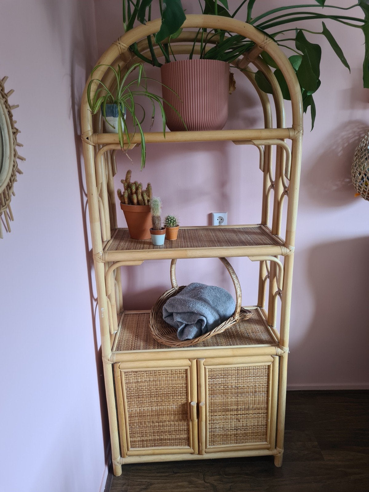 Vintage rotan boogkast, Ophalen, Gebruikt