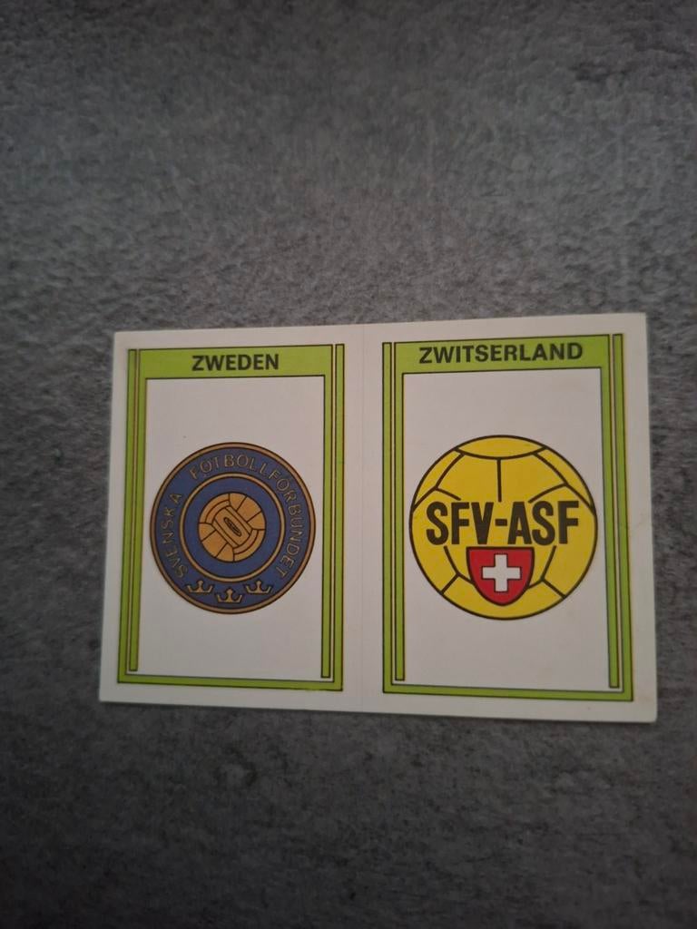 Panini sticker Voetbal 78. Emblemen Zweden/Zwitserland., Verzenden, Zo goed als nieuw, Sticker