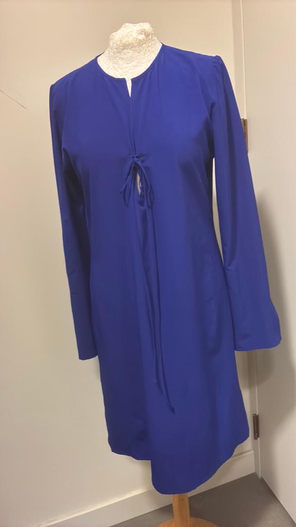 Blauwe crêpe jurk met flared mouwen, Kleding | Dames, Blauw, Ophalen of Verzenden, Zo goed als nieuw, Maat 34 (XS) of kleiner
