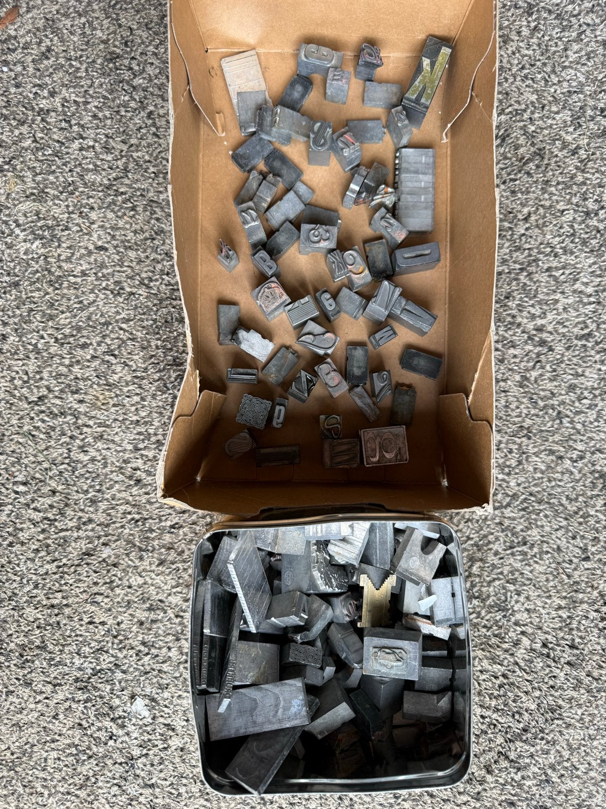 Assortiment loden letters en clichés uit drukkerij 9,6 kg, Ophalen of Verzenden